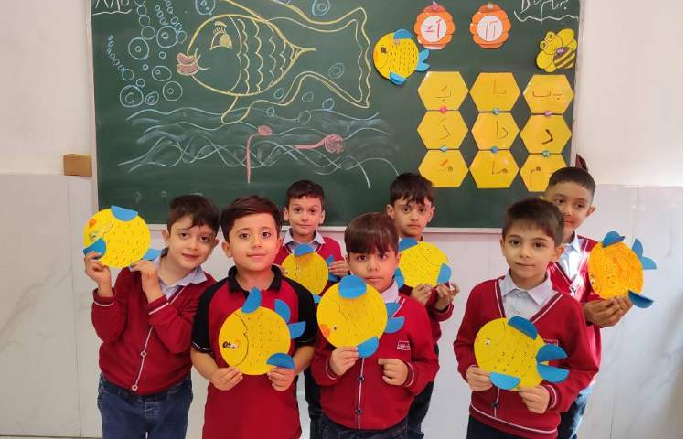 درس فارسی برای ایجاد انگیزه نشانه(م) کاردستی(ماهی) در کلاس انجام شد. 3