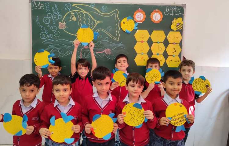 درس فارسی برای ایجاد انگیزه نشانه(م) کاردستی(ماهی) در کلاس انجام شد. 4