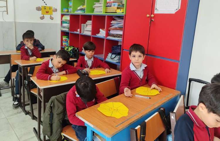 درس فارسی برای ایجاد انگیزه و تثبیت (خوا) استثنا کاردستی چرخ‌گردن (خوا) در کلاس انجام شد 2