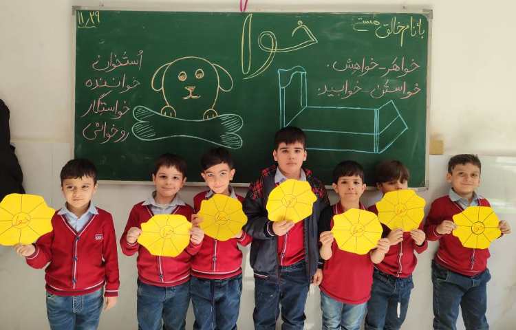 درس فارسی برای ایجاد انگیزه و تثبیت (خوا) استثنا کاردستی چرخ‌گردن (خوا) در کلاس انجام شد 5