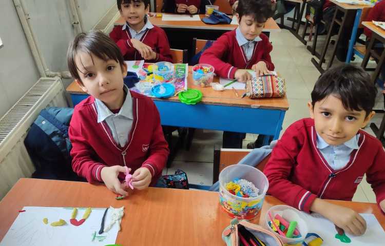 درس فارسی برای ایجاد انگیزه و تثبیت یادگیری نشانه(خ) بازی با خمیر ساخت( خرگوش،خروس...) 7