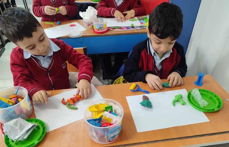 درس فارسی برای ایجاد انگیزه و تثبیت یادگیری نشانه(خ) بازی با خمیر ساخت( خرگوش،خروس...)