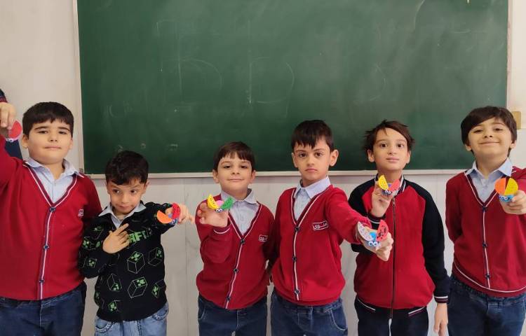 درس فارسی برای ایجاد انگیزه و تثبیت یادگیری نشانه(ف) کاردستی(کفشدوزک) انجام شد 1