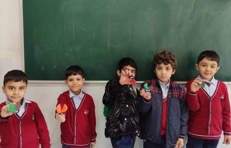 درس فارسی برای ایجاد انگیزه و تثبیت یادگیری نشانه(ف) کاردستی(کفشدوزک) انجام شد 2