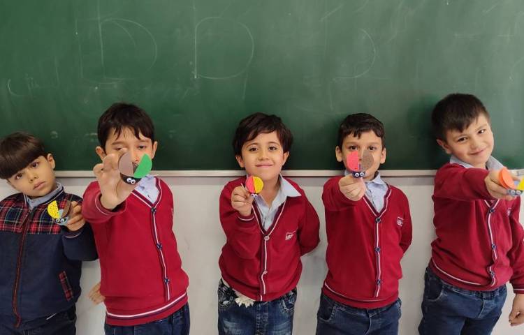 درس فارسی برای ایجاد انگیزه و تثبیت یادگیری نشانه(ف) کاردستی(کفشدوزک) انجام شد 3