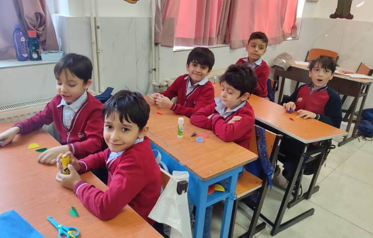 درس فارسی برای ایجاد انگیزه و تثبیت یادگیری نشانه(ف) کاردستی(کفشدوزک) انجام شد 4