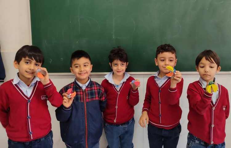 درس فارسی برای ایجاد انگیزه و تثبیت یادگیری نشانه(ف) کاردستی(کفشدوزک) انجام شد 5