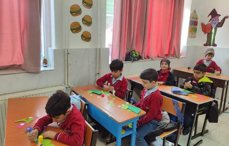 درس فارسی برای ایجاد انگیزه و تثبیت یادگیری نشانه(ق) کاردستی(قورباغه) در کلاس انجام شد 1