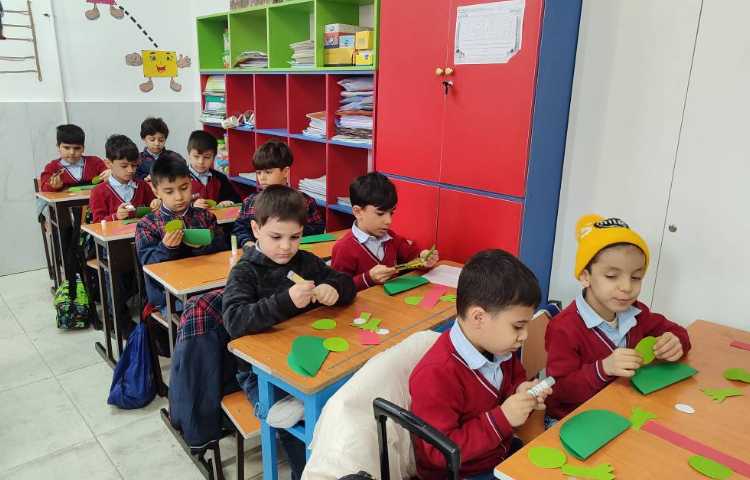 درس فارسی برای ایجاد انگیزه و تثبیت یادگیری نشانه(ق) کاردستی(قورباغه) در کلاس انجام شد 2