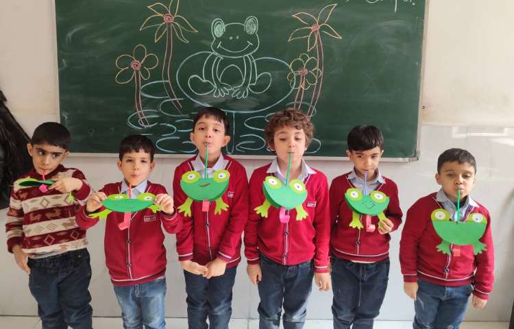 درس فارسی برای ایجاد انگیزه و تثبیت یادگیری نشانه(ق) کاردستی(قورباغه) در کلاس انجام شد 3