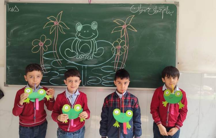 درس فارسی برای ایجاد انگیزه و تثبیت یادگیری نشانه(ق) کاردستی(قورباغه) در کلاس انجام شد 4