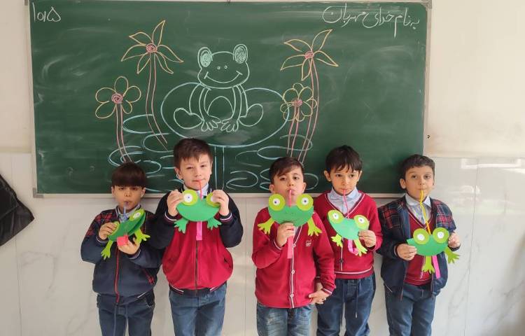 درس فارسی برای ایجاد انگیزه و تثبیت یادگیری نشانه(ق) کاردستی(قورباغه) در کلاس انجام شد 5