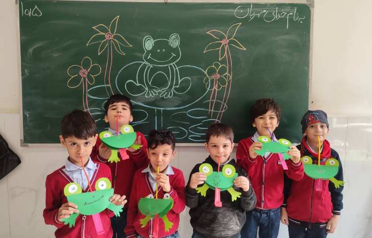 درس فارسی برای ایجاد انگیزه و تثبیت یادگیری نشانه(ق) کاردستی(قورباغه) در کلاس انجام شد