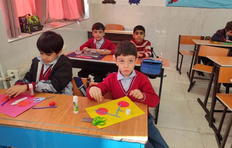 درس فارسی برای ایجاد انگیزه و تثبیت یادگیری نشانه(واستثنا) کاردستی دوچرخه در کلاس درست شد 2