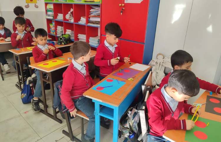 درس فارسی برای ایجاد انگیزه و تثبیت یادگیری نشانه(واستثنا) کاردستی دوچرخه در کلاس درست شد 3