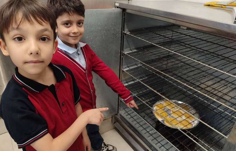 درس فارسی برای ایجاد انگیزه و تثبیت یادگیری نشانه (ن) بازی با نارنگی و پخت نان در کلاس توسط دانش‌آمو 2