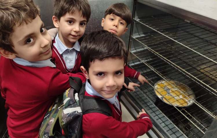 درس فارسی برای ایجاد انگیزه و تثبیت یادگیری نشانه (ن) بازی با نارنگی و پخت نان در کلاس توسط دانش‌آمو 3