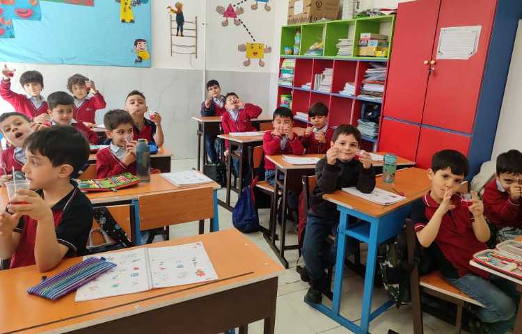 درس فارسی برای ایجاد انگیزه و تثبیت یادگیری نشانه (ژ) ژله خوراکی درست و نوش جان شد.