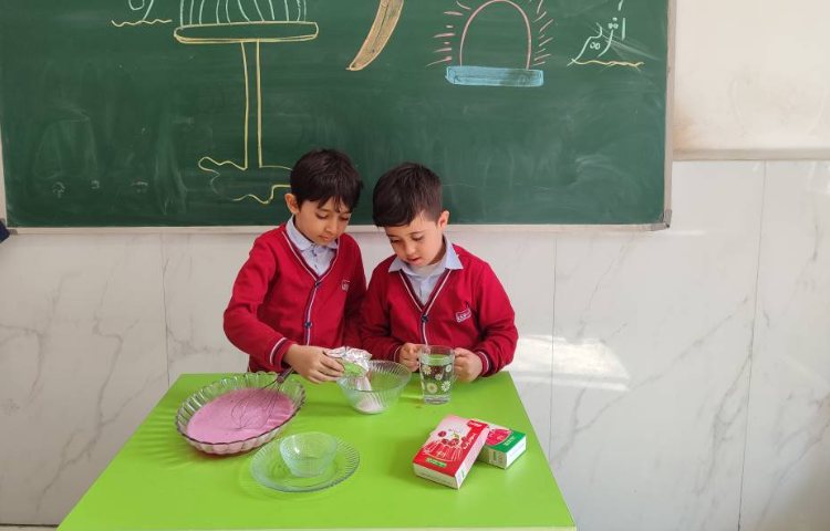 درس فارسی برای ایجاد انگیزه و تثبیت یادگیری نشانه‌ی (ژ) ژله خوراکی در کلاس توسط دانش‌آموزان انجام شد 1