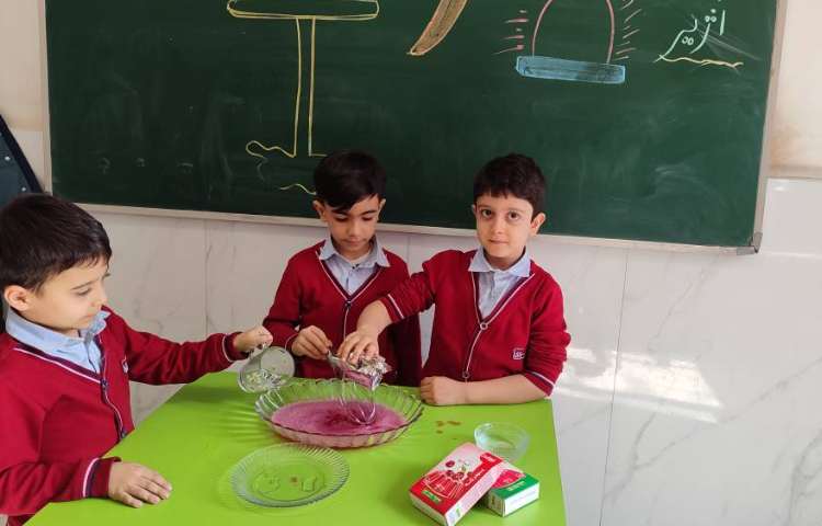 درس فارسی برای ایجاد انگیزه و تثبیت یادگیری نشانه‌ی (ژ) ژله خوراکی در کلاس توسط دانش‌آموزان انجام شد 3