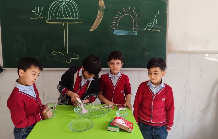 درس فارسی برای ایجاد انگیزه و تثبیت یادگیری نشانه‌ی (ژ) ژله خوراکی در کلاس توسط دانش‌آموزان انجام شد