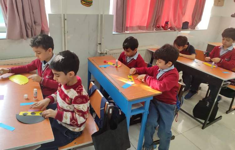 درس فارسی برای ایجاد انگیزه و تثبیت یادگیری نشانه‌ی (ی) کاردستی (قایق) توسط دانش‌آموزان در کلاس انجا 1