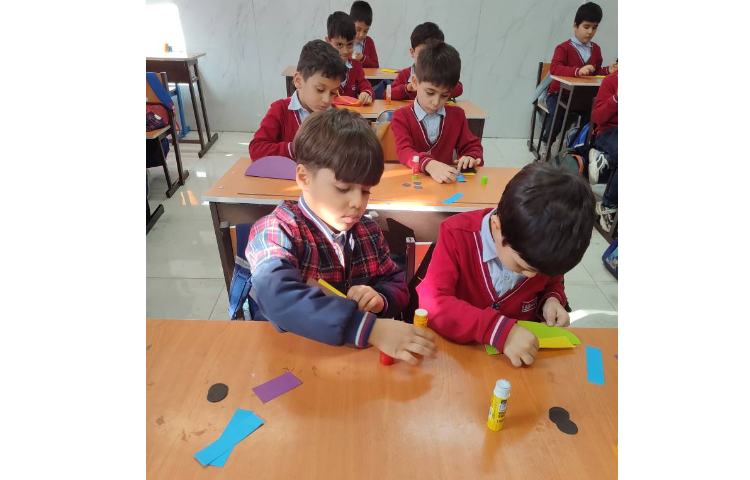 درس فارسی برای ایجاد انگیزه و تثبیت یادگیری نشانه‌ی (ی) کاردستی (قایق) توسط دانش‌آموزان در کلاس انجا 2