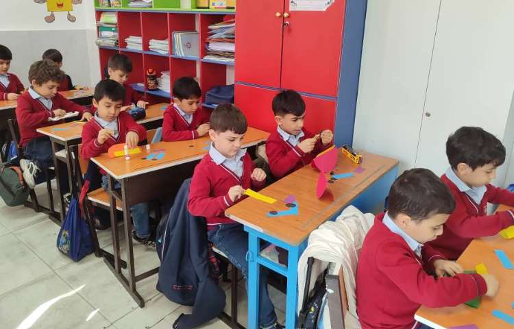 درس فارسی برای ایجاد انگیزه و تثبیت یادگیری نشانه‌ی (ی) کاردستی (قایق) توسط دانش‌آموزان در کلاس انجا 3