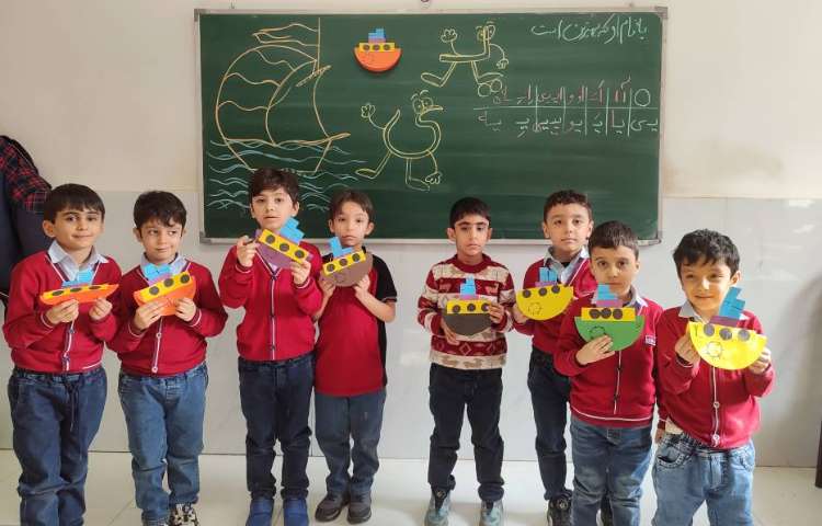 درس فارسی برای ایجاد انگیزه و تثبیت یادگیری نشانه‌ی (ی) کاردستی (قایق) توسط دانش‌آموزان در کلاس انجا 4