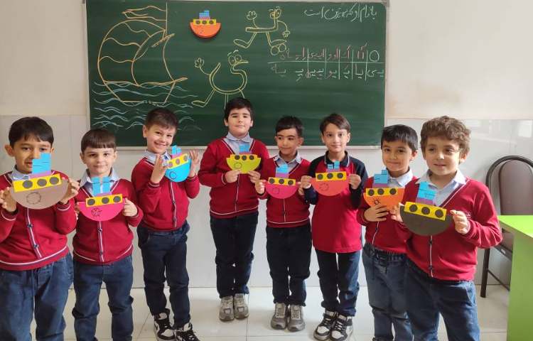 درس فارسی برای ایجاد انگیزه و تثبیت یادگیری نشانه‌ی (ی) کاردستی (قایق) توسط دانش‌آموزان در کلاس انجا 5