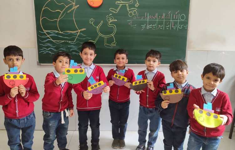 درس فارسی برای ایجاد انگیزه و تثبیت یادگیری نشانه‌ی (ی) کاردستی (قایق) توسط دانش‌آموزان در کلاس انجا