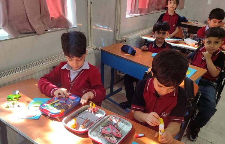 درس فارسی برای تثبیت یادگیری برای فعالیت نگاره 3 کاردستی (چراغ‌راهنما) در کلاس انجام شد. 1