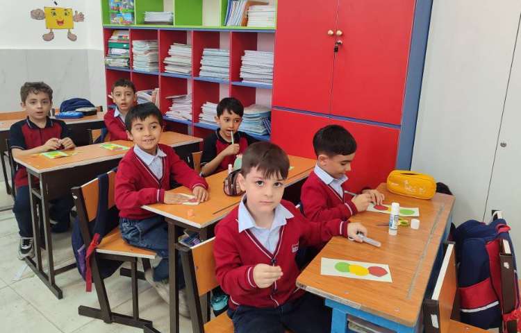 درس فارسی برای تثبیت یادگیری برای فعالیت نگاره 3 کاردستی (چراغ‌راهنما) در کلاس انجام شد. 2