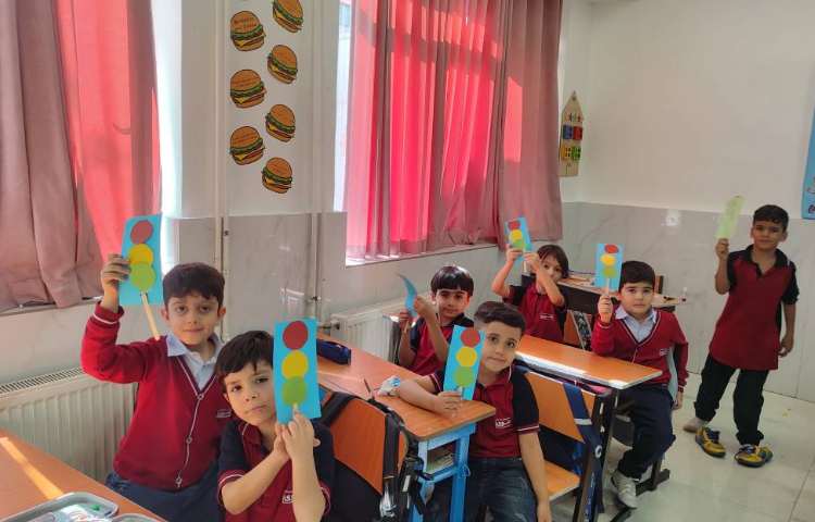 درس فارسی برای تثبیت یادگیری برای فعالیت نگاره 3 کاردستی (چراغ‌راهنما) در کلاس انجام شد. 3