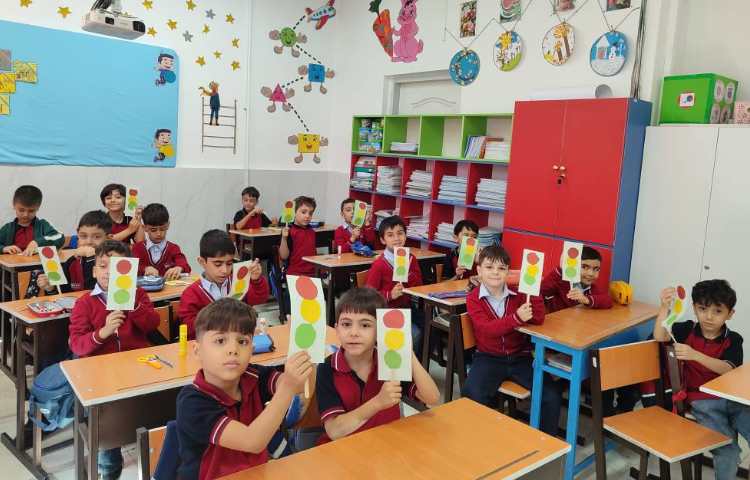 درس فارسی برای تثبیت یادگیری برای فعالیت نگاره 3 کاردستی (چراغ‌راهنما) در کلاس انجام شد.