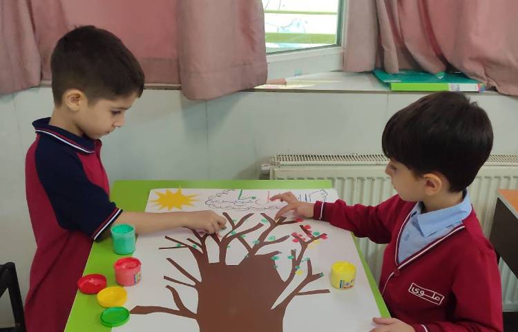 درس فارسی برای شروع سال تحصیلی کاردستی درخت پاییز با همکاری دانش‌آموزان انجام شد. 5