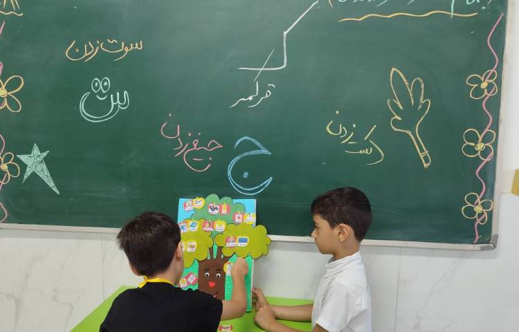 درس فارسی درخت هم‌آغاز کلمات در کلاس توسط پسران گل تدریس و انجام شد. 1