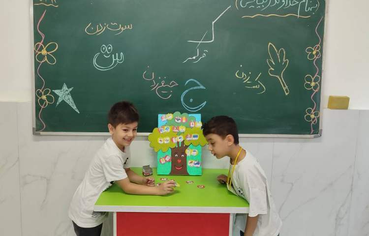 درس فارسی درخت هم‌آغاز کلمات در کلاس توسط پسران گل تدریس و انجام شد. 3