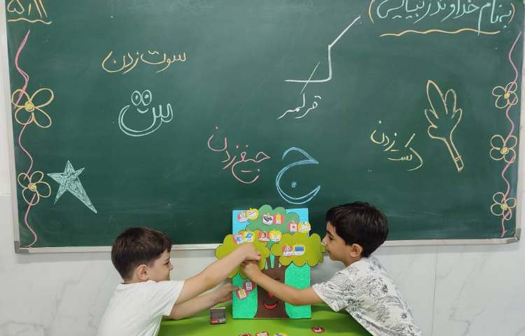 درس فارسی درخت هم‌آغاز کلمات در کلاس توسط پسران گل تدریس و انجام شد. 4