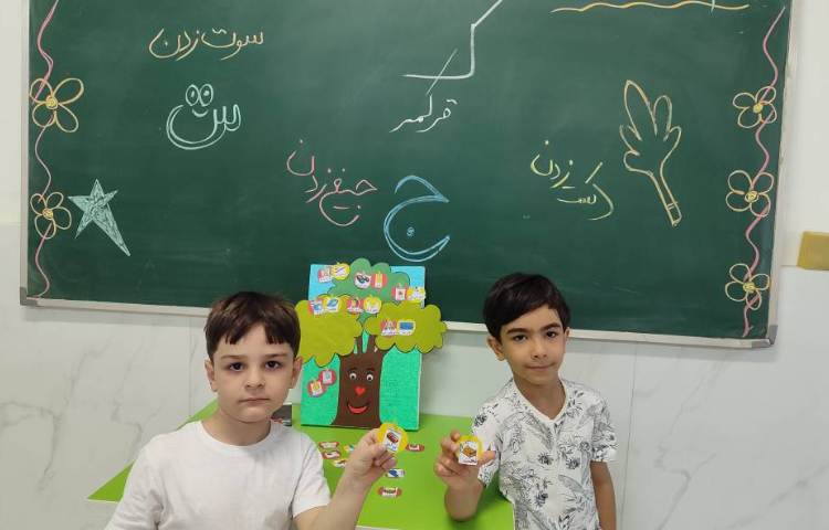 درس فارسی درخت هم‌آغاز کلمات در کلاس توسط پسران گل تدریس و انجام شد. 5