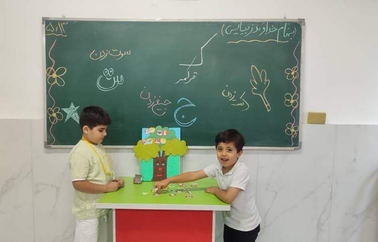 درس فارسی درخت هم‌آغاز کلمات در کلاس توسط پسران گل تدریس و انجام شد. 6