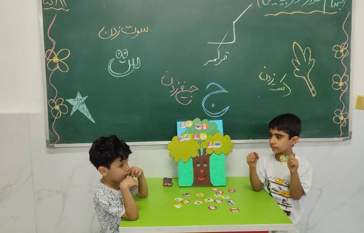 درس فارسی درخت هم‌آغاز کلمات در کلاس توسط پسران گل تدریس و انجام شد.