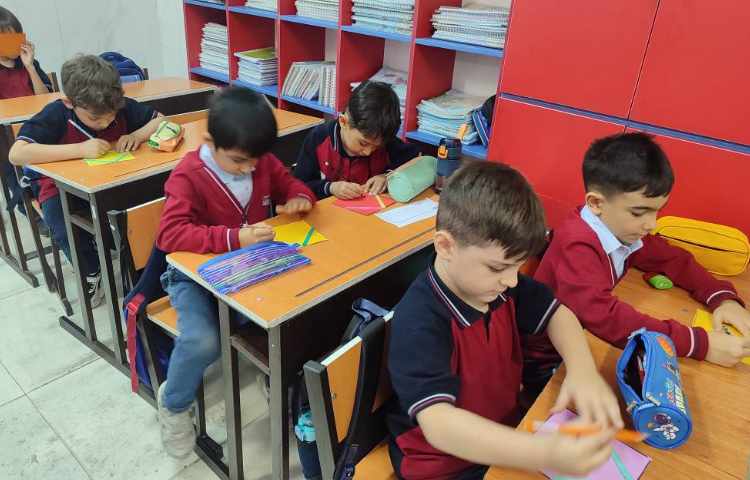 درس فارسی نگاره 1 مبحث (خانواده) به صورت نقاشی و‌کاردستی در کلاس انجام شد. 1