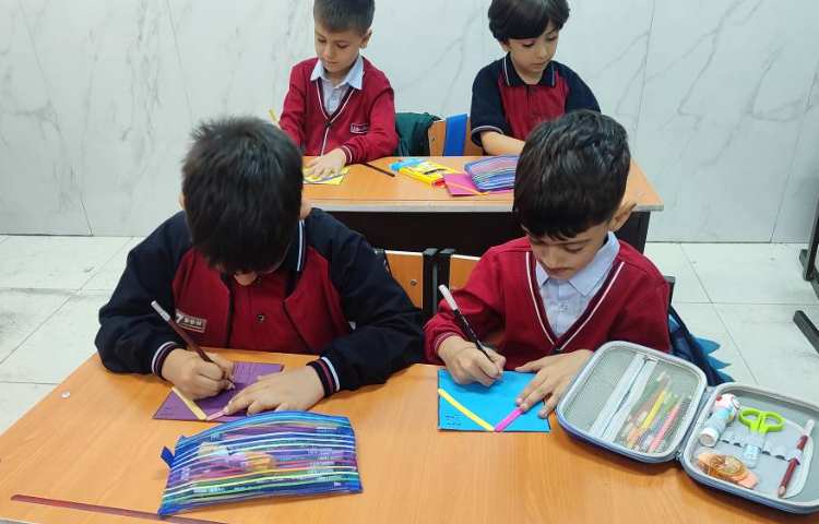 درس فارسی نگاره 1 مبحث (خانواده) به صورت نقاشی و‌کاردستی در کلاس انجام شد. 2