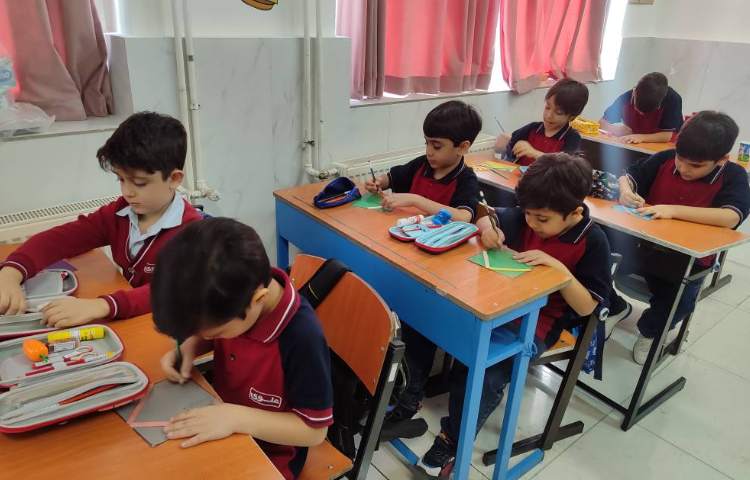 درس فارسی نگاره 1 مبحث (خانواده) به صورت نقاشی و‌کاردستی در کلاس انجام شد. 3