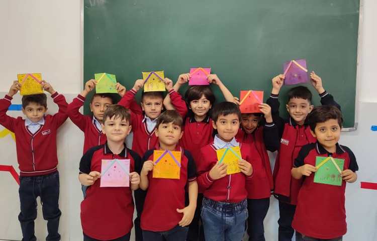 درس فارسی نگاره 1 مبحث (خانواده) به صورت نقاشی و‌کاردستی در کلاس انجام شد. 4