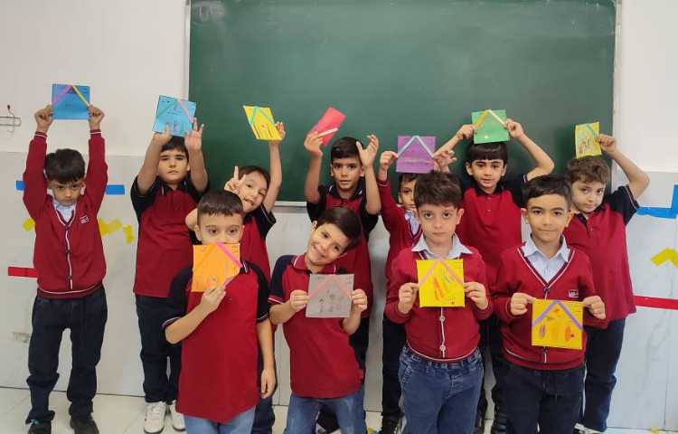 درس فارسی نگاره 1 مبحث (خانواده) به صورت نقاشی و‌کاردستی در کلاس انجام شد.