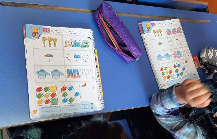 :درس فارسی و ریاضی، کلاس سیب 4