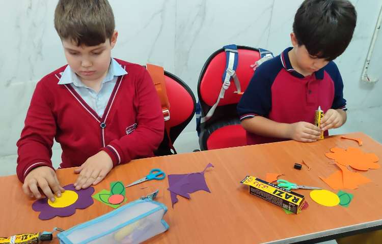 درس فارسی کاردستی گل برای نگاره (4,5) در کلاس انجام شد. 2