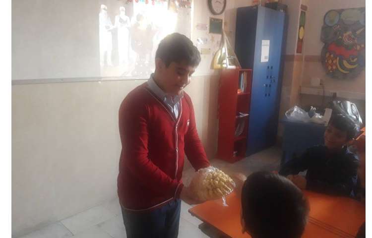 درس مطالعات کنفرانس گروهی دانش آموزان درباره کرمانشاه و پذیرایی با سوغاتی های کرمانشاه 1